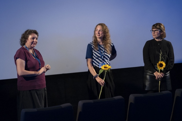 Moderatorin Anja Schmid, Alisa Kolosova (Regie), Luisa Beuschlein (Produktion) (© Pavel Broz)