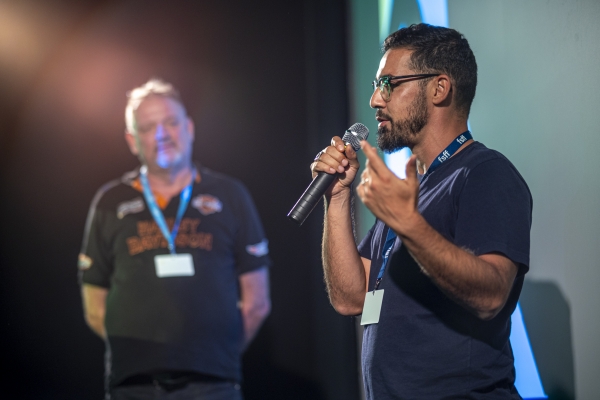 Moderator Michael Pfaff im Gespräch mit Regisseur Karim Sayad (© Pavel Broz)