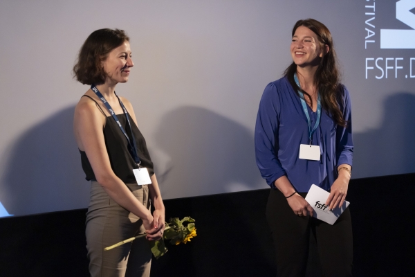 Regisseurin Lisa Gertsch und Moderatorin Sophie Traumann (© Jörg Reuther)