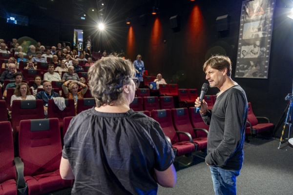 Moderatorin Anja Schmid und Regisseur Hans Steinbichler (© Pavel Broz)