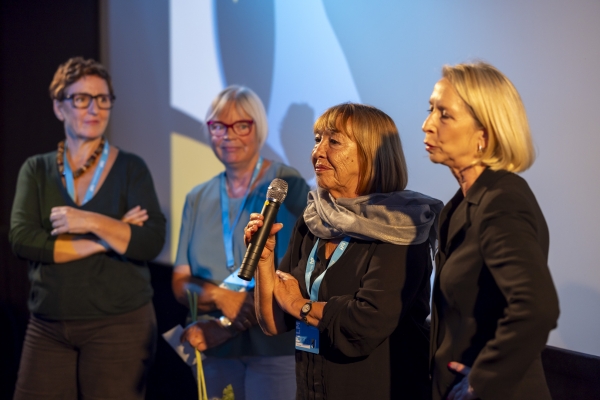 Regisseurin Catherine Catella, Moderatorin Sabine Zaplin, Regisseurin Shu Aiello mit Dolmetscherin (© Jörg Reuther)