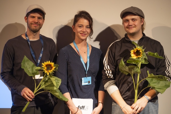 Regisseur & Drehbuchautor Jannis Alexander Kiefer, Moderatorin Sophie Traumann und Schauspieler Johannes Scheidweiler (© Jörg Reuther)