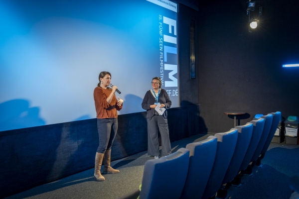 Maria Brendle (Regie: FRIEDAS FALL), Anja Schmid (Moderatorin) (© Pavel Broz)