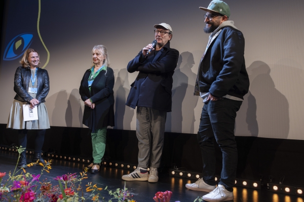 Verena Schmöller (Moderatorin), Johanna Bittenbinder, Rainer Bock (Ehrengast), Julius Grimm (Regie: ZWEIGSTELLE) (© Jörg Reuther)