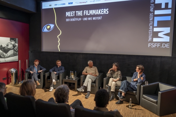 Julius Grimm (Regie: ICH STERBE. KOMMST DU?), Sebastian Husak (Regie: BUBBLES), Matthias Helwig, Sarah Miro Fischer (Regie: SCHWESTERHERZ), Alissa Jung (Regie: PATERNAL LEAVE) (© Pavel Broz)