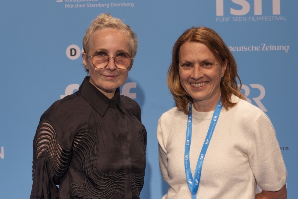 Monika Buttinger (Kostümbildnerin), Verena Schmöller (Moderatorin) (© Jörg Reuther)