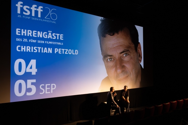  Dr. Alexander Gutzmer (Bund Deutscher Architektinnen und Architekten), Christian Petzold (Regisseur DIE INNERER SICHERHEIT und Ehrengast) (© Jörg Reuther)