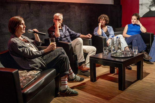 Pauline Roenneberg (Regie KALTER HUND), Festivalleitung Matthias Helwig, Ella Cieslinski (Regie ERZÄHL MIR DEIN MORGEN), Nina Wesemann (Regie ERZÄHL MIR DEIN MORGEN) (© Pavel Broz)