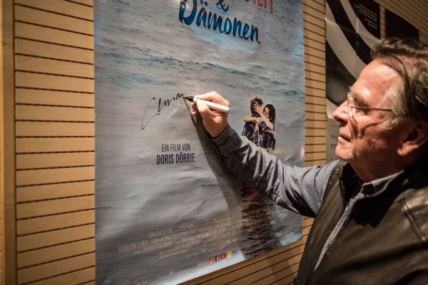 Filmplakat-Signierung Elmar Wepper (© Dirk Hagena)