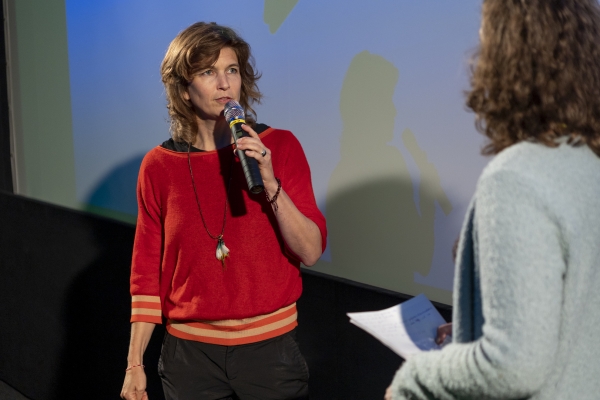 Regisseurin Karin Heberlein im Gespräch mit Moderatorin Eva Bauriedl (© Pavel Broz)