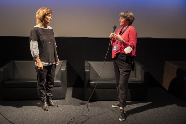 Regisseurin Karin Heberlein im Gespräch mit Moderatorin Anja Schmid (© Jörg Reuther)