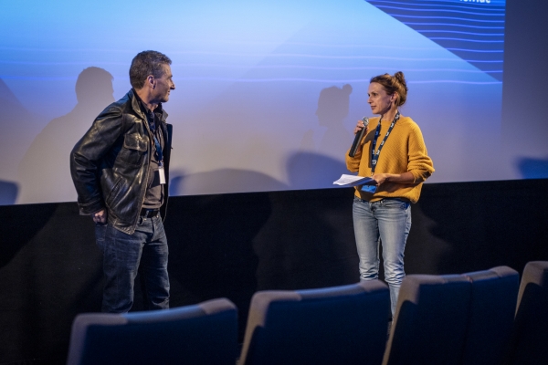 Regisseur Dominique Lienhard im Gespräch mit Moderatorin Verena Schmöller (© Pavel Broz)